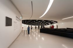 La principale sala espositiva del nuovo MAAT di Lisbona, la Galeria Oval - © StockPhotosArt / Shutterstock.com
