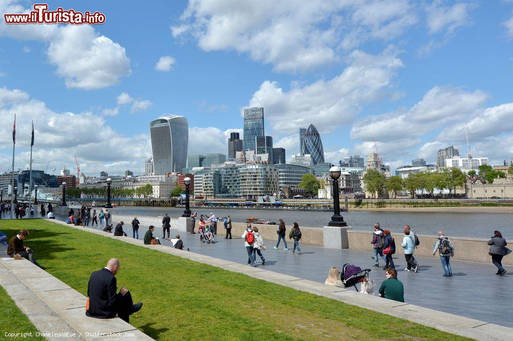 Immagine La Queen's Walk a Londra la celebre passeggiata nei pressi del  Southbank Centre. - © ChameleonsEye / Shutterstock.com