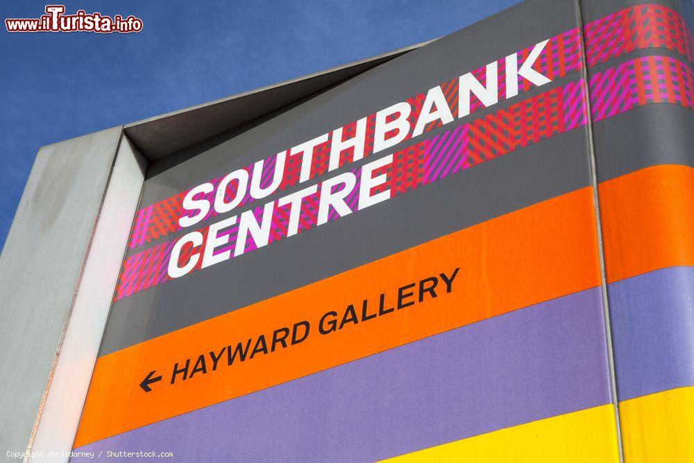 Immagine L'insegna del Southbank Centre e della galleria Haywood Gallery a Londra - © chrisdorney / Shutterstock.com