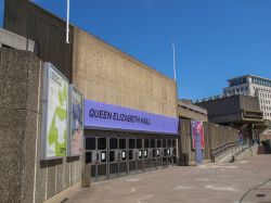 Il brutalismo della Queen Elizabeth Hall presso il  Southbank Centre di Londra - © Claudio Divizia / Shutterstock.com