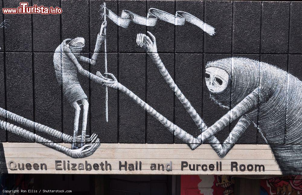 Immagine Un murales dipinto sui muri della Queen Elizabeth Hall del Southbank Centre di Londra, riva sud del Tamigi. - © Ron Ellis / Shutterstock.com