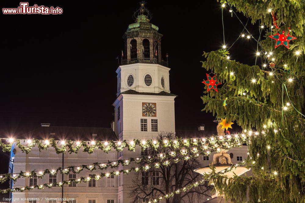 Immagine Decorazioni natalizie dei mercatini dell'Avvento di Residenzplatz a Salisburgo - © mikecphoto / Shutterstock.com