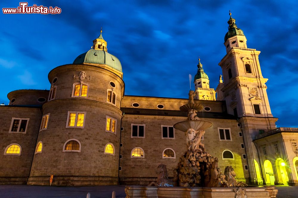 Immagine Il lato del Duomo di Salisburgo che si affaccia sulla Residenzplatz