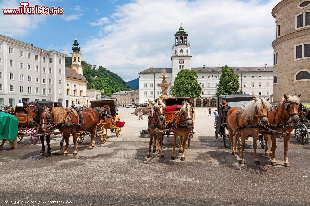 Immagine Le carrozze dei cavalli attendono i turisti in piazza della Residenza a Salisburgo - © aldorado / Shutterstock.com