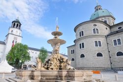 Uno scorcio di piazza della Residenza a Salisburgo con a destra il Duomo