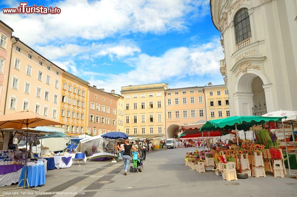 Immagine Mercato estivo nella cornice di Piazza della Residenza in centro a Salisburgo - © Tatiana Volgutova / Shutterstock.com