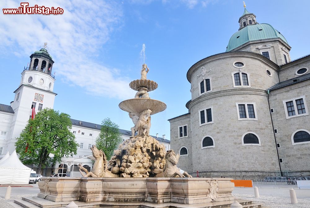 Immagine Uno scorcio di piazza della Residenza a Salisburgo con a destra il Duomo