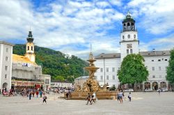 La piazza della Residenza in centro a Salisburgo- © Tatiana Volgutova / Shutterstock.com