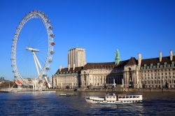 Acquario di Londra e giostra del London Eyelungo la sponda meridionale del fiume Tamigi - © Tony Baggett / Shutterstock.com