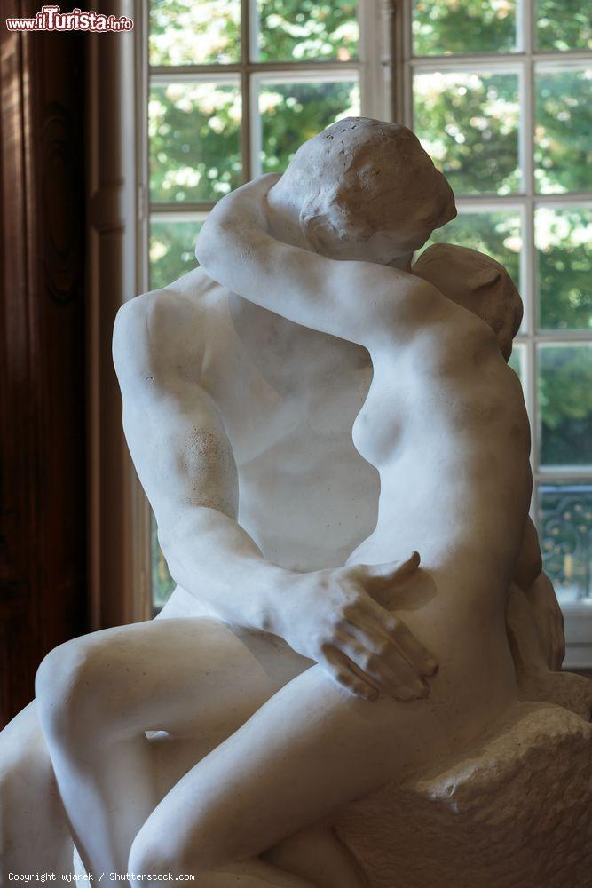 Immagine Il Bacio, la famosa statua di Auguste Rodin esposta presso il museo Rodin di Parigi in Francia - © wjarek / Shutterstock.com