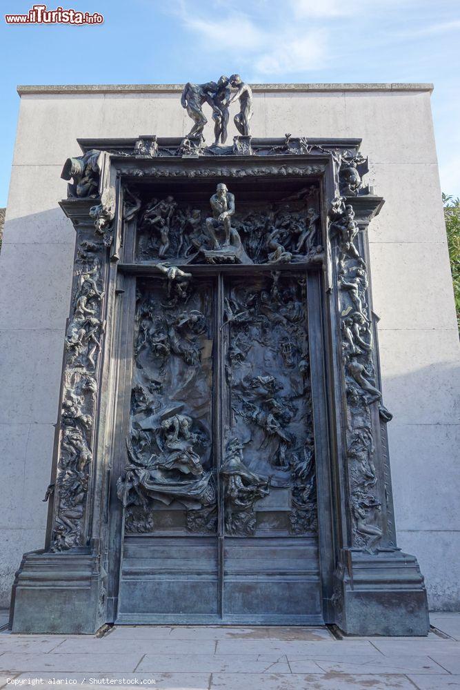 Immagine La Porta dell'Inferno, un portale in bronzo del 1889 esposto al Museo Rodin - © alarico / Shutterstock.com