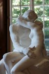Il Bacio, la famosa statua di Auguste Rodin esposta presso il museo Rodin di Parigi in Francia - © wjarek / Shutterstock.com