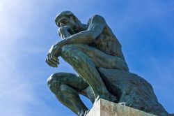 Le Penseur la celebre statua del Pensatore di Rodin nel giardino del museo di Parigi - © Gimas / Shutterstock.com