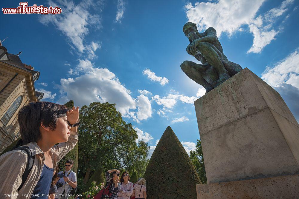 Immagine Turisti affascinati dalla statua del Pensatore di Rodin a Parigi. - © Hung Chung Chih / Shutterstock.com