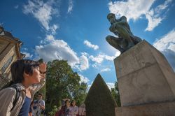 Turisti affascinati dalla statua del Pensatore di Rodin a Parigi. - © Hung Chung Chih / Shutterstock.com