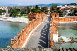 il ponte Scaligero fotografato dalle fortificazioni ...