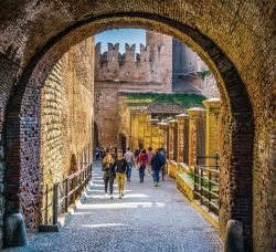 uno scorcio del Ponte Scaligero e le mura dei ...