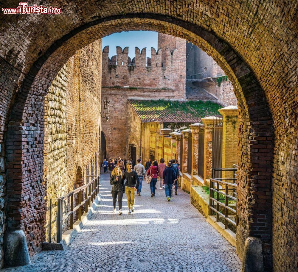 Immagine uno scorcio del Ponte Scaligero e le mura dei Castelvecchio di Verona - © trabantos / Shutterstock.com