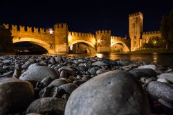 Castelvecchio by night vista nottruna del Ponte Scaligero di Verona