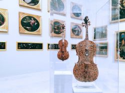 Violoncello e Violino in una sala della Galleria Estense di Modena
