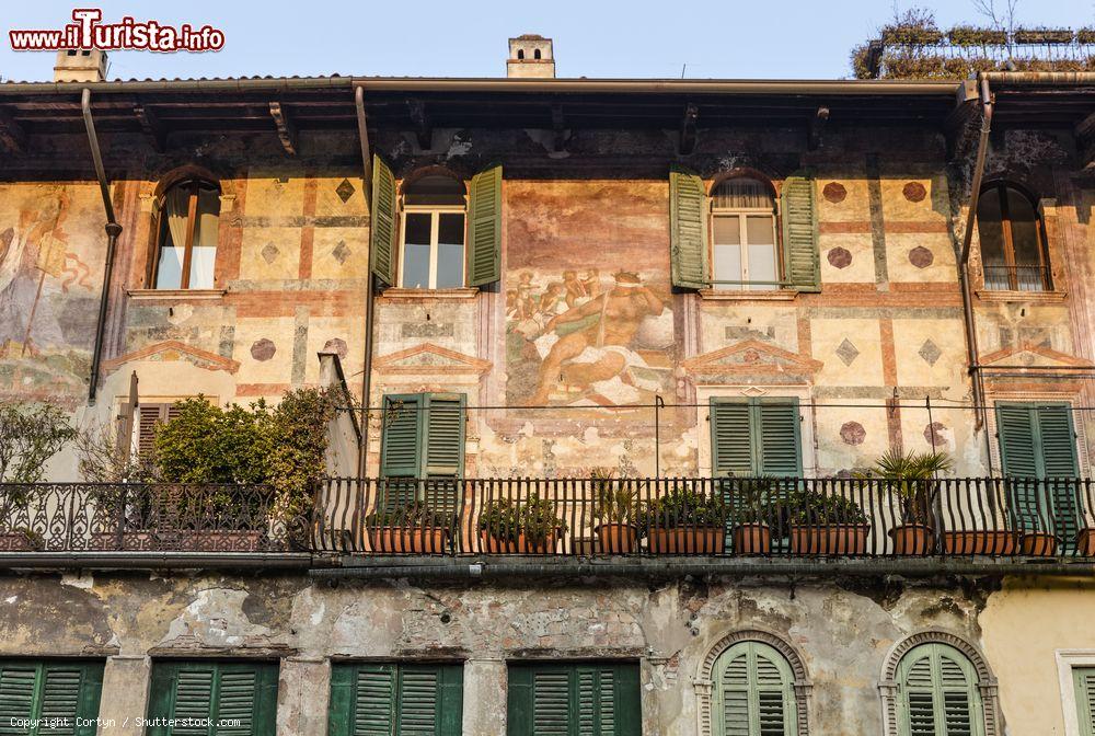 Immagine Sul lato nord di Piazza delle Erbe a Verona si affacciano le Case dei Mazzanti, utilizzate dagli Scaligeri come granaio - foto © Cortyn / Shutterstock.com