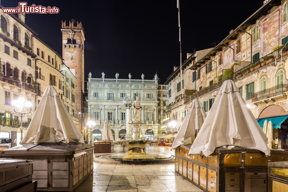 Immagine La Piazza delle Erbe di Verona è la più antica della città veneta. Da secoli è il cuore della vita economica, sociale e religiosa locale.
