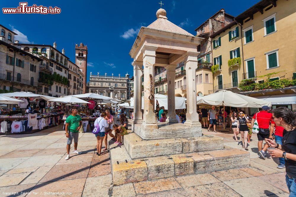 Immagine La Tribuna in Piazza delle Erbe a Verona, dove venivano proclamati i Signori e i Podestà della città scaligera - foto © Zakhar Mar / Shutterstock.com