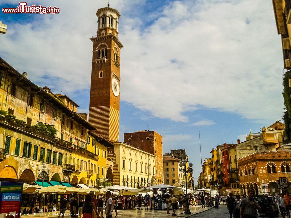 Immagine Piazza delle Erbe a Verona fu proclamata nel 2012 la "piazza italiana più amata al mondo" in seguito ad una ricerca effettuata sui giusti dei turisti stranieri - © Claudio Divizia / Shutterstock.com