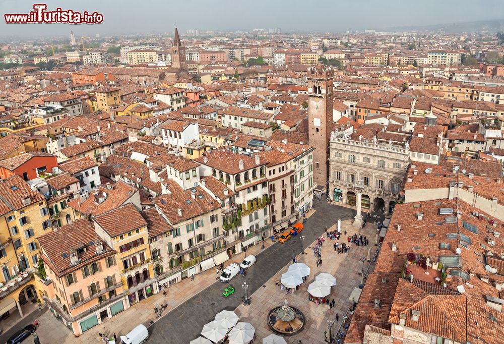 Immagine Piazza Delle Erbe vista dalla Torre dei Lamberti, da dove si può ammirare anche un suggestivo panorama della città.