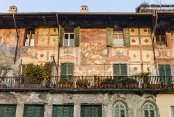 Sul lato nord di Piazza delle Erbe a Verona si affacciano le Case dei Mazzanti, utilizzate dagli Scaligeri come granaio - foto © Cortyn / Shutterstock.com