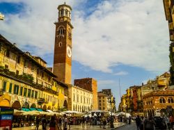 Piazza delle Erbe a Verona fu proclamata nel 2012 la "piazza italiana più amata al mondo" in seguito ad una ricerca effettuata sui giusti dei turisti stranieri - © ...