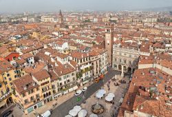 Piazza Delle Erbe vista dalla Torre dei Lamberti, da dove si può ammirare anche un suggestivo panorama della città.