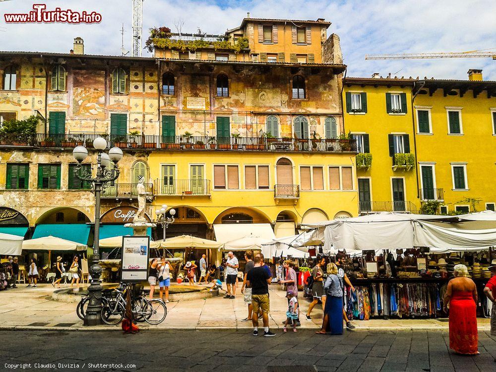 Immagine Turisti al mercato in Piazza delle Erbe a Verona, una delle piazze più conosciute a fotografate d'Italia - © Claudio Divizia / Shutterstock.com
