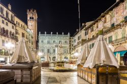 La Piazza delle Erbe di Verona è la più antica della città veneta. Da secoli è il cuore della vita economica, sociale e religiosa locale.

