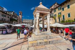 La Tribuna in Piazza delle Erbe a Verona, dove venivano proclamati i Signori e i Podestà della città scaligera - foto © Zakhar Mar / Shutterstock.com