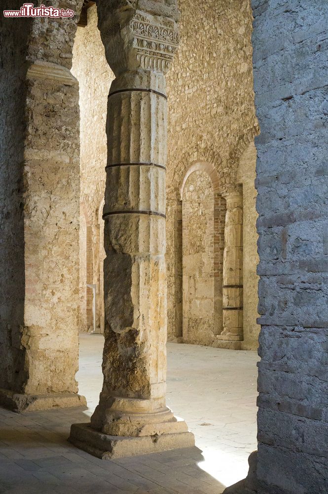 Immagine Antiche colonne nella chiesa di San Salvatore (Spoleto, Umbria). La basilica è disposta su una pianta a tre navate.