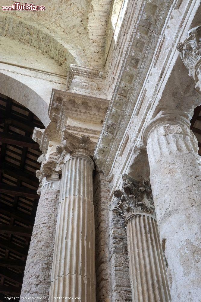 Immagine Paticolare delle colonne nella chiesa di San Salvatore a Spoleto (Umbria), uno degli edifici simbolo dell'architettura longobarda in Italia - foto © Claudio Stocco / Shutterstock.com