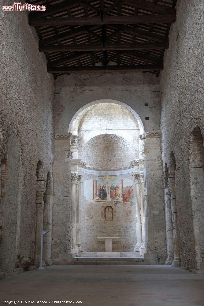Immagine La chiesa di San Salvatore a Spoleto è di origine longobarda e risale all'VIII secolo d.C. - © Claudio Stocco / Shutterstock.com