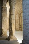 Antiche colonne nella chiesa di San Salvatore (Spoleto, Umbria). La basilica è disposta su una pianta a tre navate.