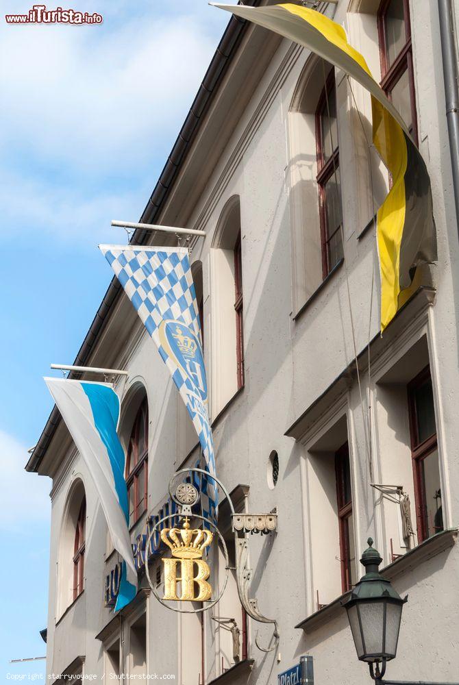 Immagine La facciata della birreria Hofbrauhaus al numero 9 di Platzl, nel centro storico di Monaco di Baviera (Germania) - foto © starryvoyage / Shutterstock.com