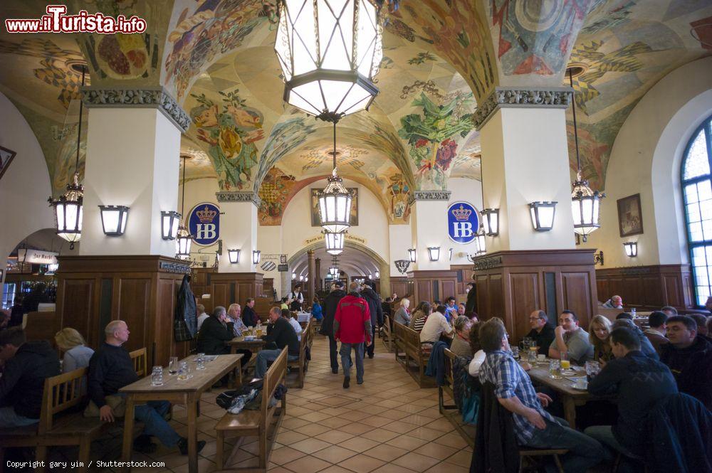 Immagine La Hofbrauhaus durante l'Oktoberfest, la grande festa della birra che si svolge ogni anno a Monaco di Baviera - foto © gary yim / Shutterstock.com