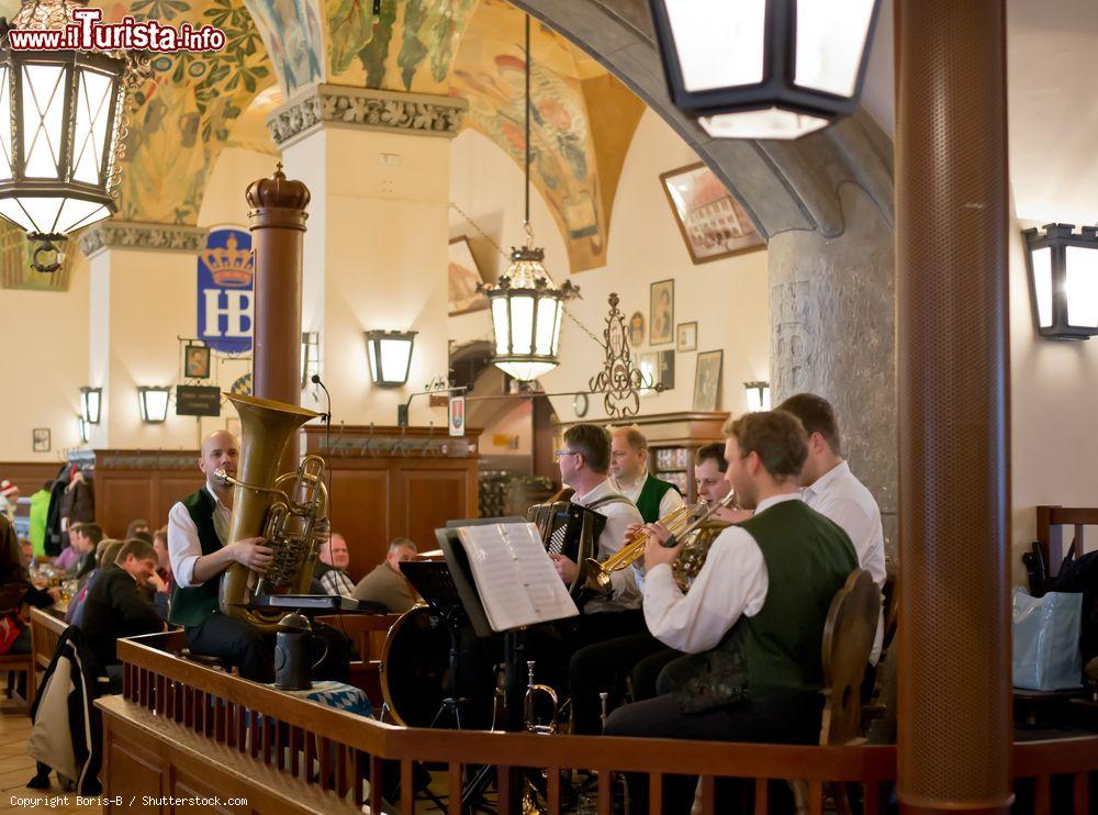 Immagine Musicisti suonano nella Hofbrauhaus, la birreria aperta tutti i giorni dalle 9 alle 24 nel centro di Monaco di Baviera- © Boris-B / Shutterstock.com