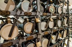 I boccali di birra privati dei clienti abituali della Hofbrauhaus sono conservati sotto chiave - foto © cornfield / Shutterstock.com