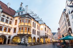 La Hofbrauhaus al mattino presto, quando le strade ...