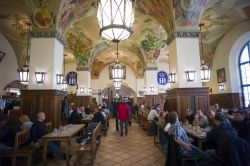 La Hofbrauhaus durante l'Oktoberfest, la ...