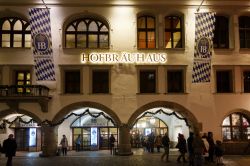 Monaco, Germania: la Hofbrauhaus, fondata nel 1589, è la più famosa birreria della città bavarese - foto © Konstantin Tronin / Shutterstock.com