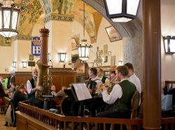 Musicisti suonano nella Hofbrauhaus, la birreria aperta tutti i giorni dalle 9 alle 24 nel centro di Monaco di Baviera- © Boris-B / Shutterstock.com