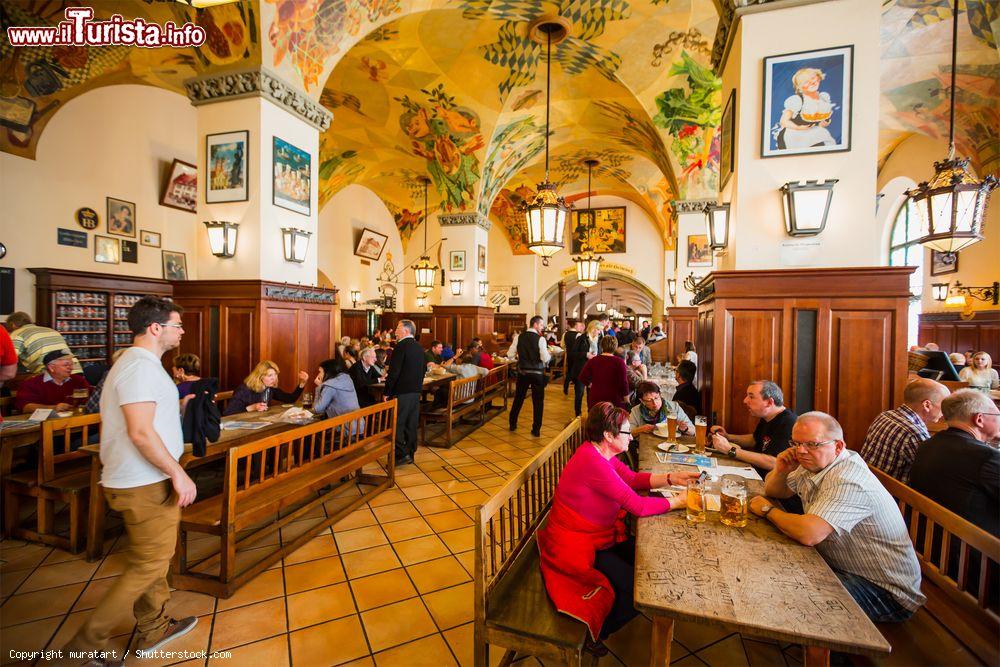 Immagine La bellissima sala della Hofbrauhaus, la più famosa birreria di Monaco di Baviera (Germania) - foto © muratart / Shutterstock.com