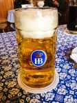 Un boccale di birra presso la Hofbrauhaus, la ...