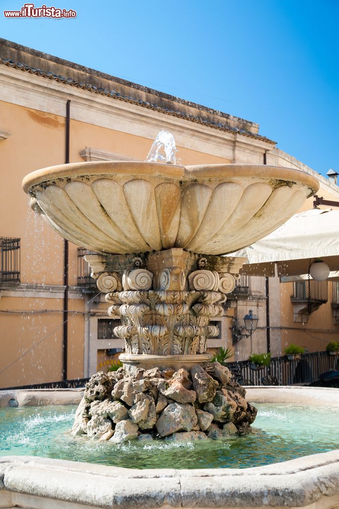 Immagine Una fontana barocca di Ibla, nelle strade di uno dei quartieri più caratteristici della città di Ragusa (Sicilia).